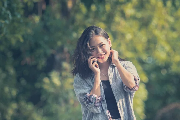 Toothy Sonriente Cara Más Joven Asiático Mujer Hablando Móvil Verde —  Fotos de Stock