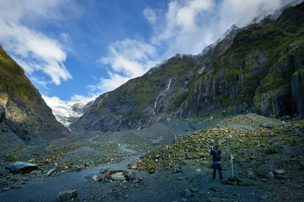 摄影师在弗兰兹约瑟夫冰川拍摄照片最受欢迎的自然旅游目的地之一在新西兰南部 — 图库照片