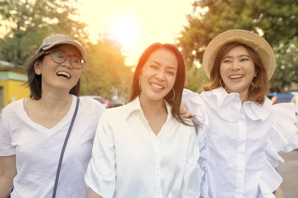 Drie Aziatische Vrouw Ontspanning Buiten Met Geluk Gezicht — Stockfoto