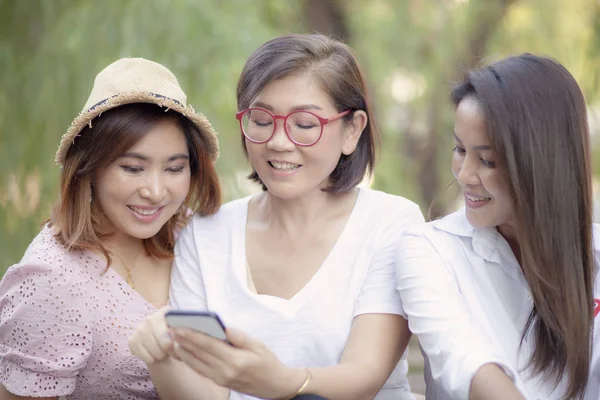 Drie Aziatische Vrouw Zoek Gsm Scherm Met Toothy Lachend Gezicht — Stockfoto