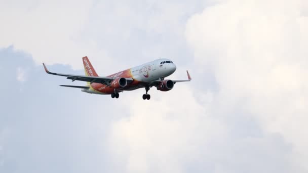 Avión Las Aerolíneas Vietjet Acercamiento Para Aterrizar Aeropuerto Suvarnbhumi Bangkok — Vídeos de Stock