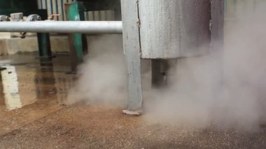 sanayi fabrikasında buhar üfleme