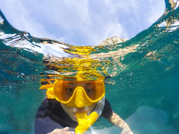 Kvinna Ansikte Bär Snorkling Mask Dykning Klart Havsvatten — Stockfoto