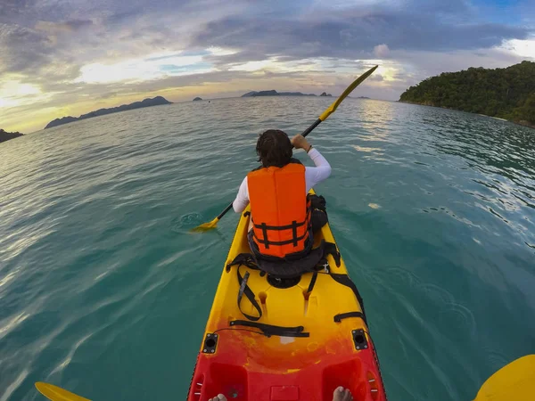 Tourist Sailing Sea Kayak Beautiful Blue Water Tropical Island — Stock Photo, Image