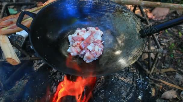 Campista Cozinhar Carne Porco Crua Panela Quente — Vídeo de Stock