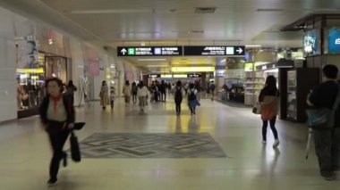 Sapporo Japonya - october7, 2018: Japonca ve jr içinde yürüyen turist çok sayıda Tren İstasyonu sapporo şehir hokkaido Japonya
