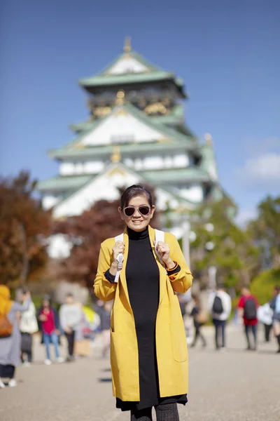 Azjatyckie Kobiety Turystycznych Podjęcie Fotografię Zamek Osaka Jeden Najbardziej Popularnym — Zdjęcie stockowe