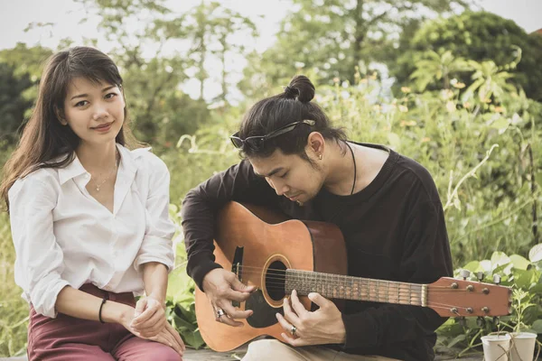 Asiatischer Junger Mann Und Frau Spielt Gitarre Mit Glücksgefühlen — Stockfoto