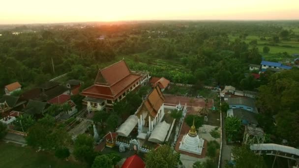 Luchtfoto Van Tempel Bangkok Thailand Tegen Prachtige Zonsondergang — Stockvideo