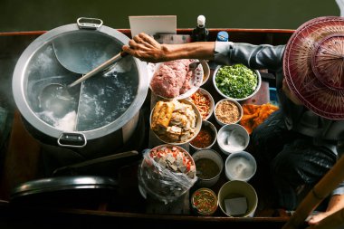 Tay noodle yemek yapma içinde yüzen tekne yüzen üzerinde Pazar Tayland