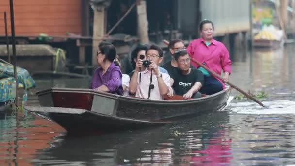 ローカルボートの観光客のグループ ラッチャブリ タイで最も人気のある旅行先の1つを浮遊運河でセーリング — ストック動画