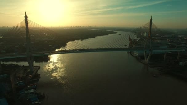 万花筒和首都中心地带穿越乔帕拉亚河的波美桥鸟瞰图 — 图库视频影像