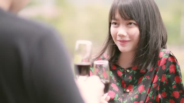 亚洲年轻女子与葡萄酒杯在手幸福的脸 — 图库视频影像