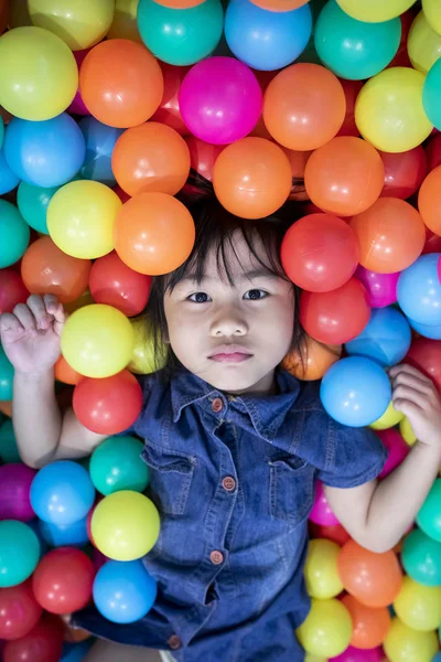 Gezicht Van Aziatische Kinderen Kleurrijke Ballenbad — Stockfoto