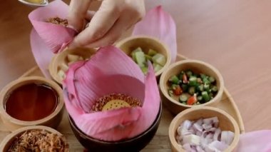 pembe lotus yaprağı ve Asya mutfak sebze yemek yemeye hazır