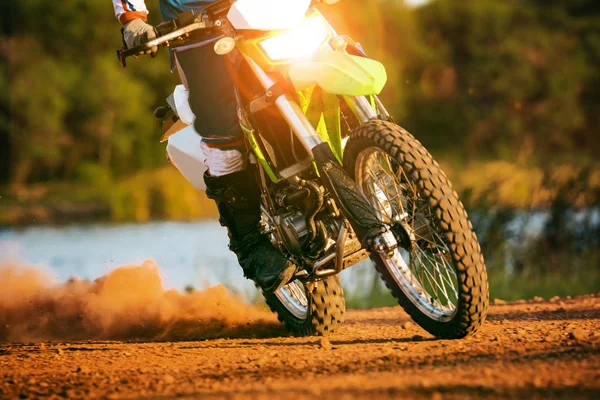 エンデューロ オートバイに乗って汚れフィールド男 — ストック写真
