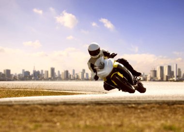 giyen Emanet takım sürme spor yarış motosiklet keskin eğrisi karayolu üzerinde dostum 