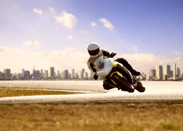 Homem Vestindo Terno Segurança Equitação Esporte Corrida Motocicleta Curva Afiada — Fotografia de Stock