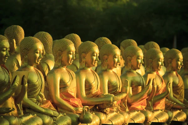 Stapel Guld Buddha Staty — Stockfoto