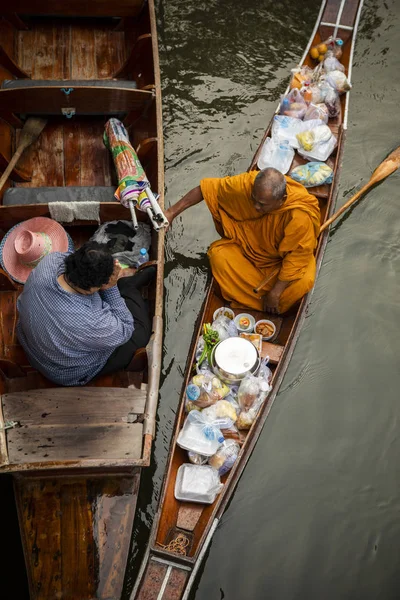 ラチャブリ January12 2019 タイの僧侶がタイのいずれかの最も人気のある旅行先の水上マーケットをサドアック運河の Dumneon で提供しているタイの女性から食品を受信 — ストック写真