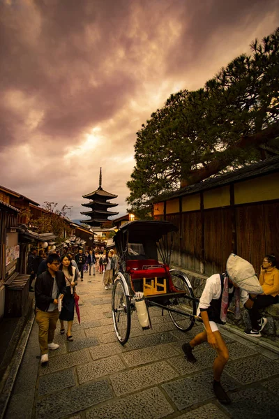 Kyoto Japonia November9 2018 Japoński Mężczyzna Ciągnięcie Rikszy Ulicy Yasaka — Zdjęcie stockowe