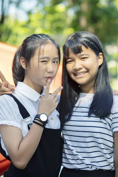 Dois Asiático Adolescente Sorridente Rosto Levantando Vitória Mão — Fotografia de Stock