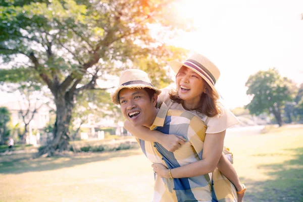 亚洲男人和女人的幸福情绪牙齿笑脸放松在公共公园 — 图库照片