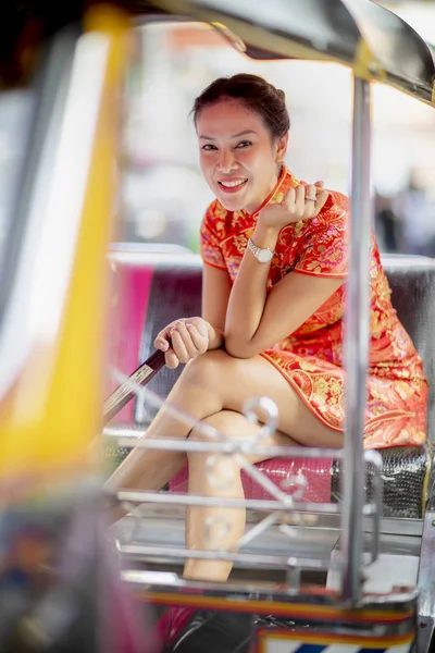 亚洲妇女穿着中国传统的衣服坐在 Tuktuk 乘客座位曼谷泰国 — 图库照片