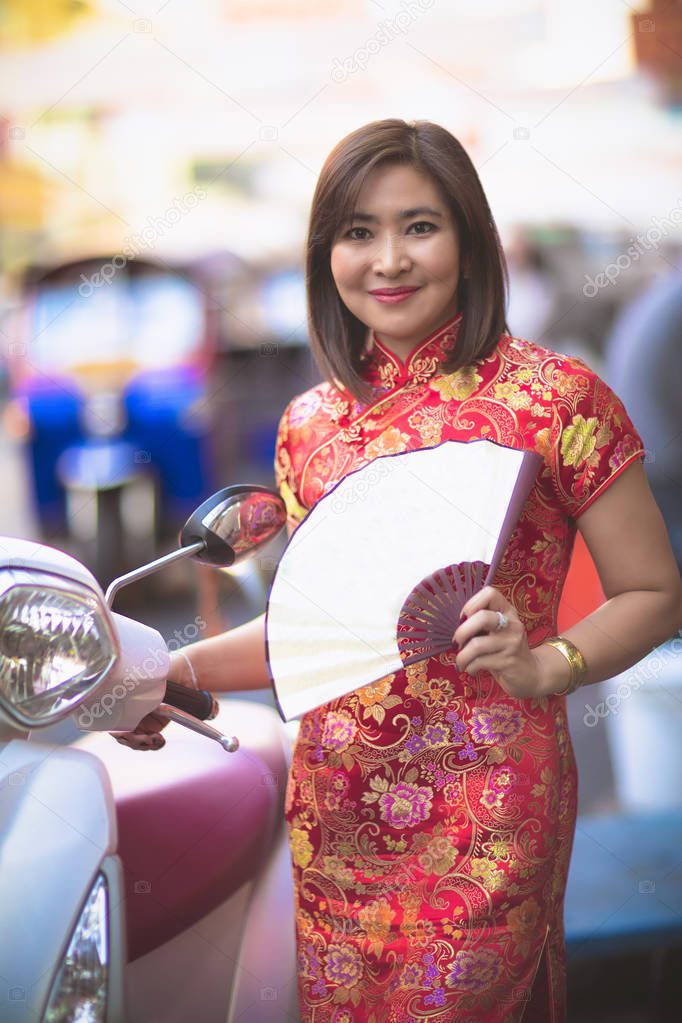 asian woman wearing chinese woman tradition clothes toothy smiling face in yaowarat street bangkok china town