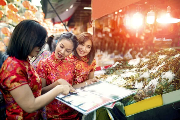 Tre Asiatisk Kvinna Iklädd Kinesisk Tradition Kläder Lycka Turnerade Yaowarat — Stockfoto