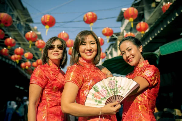 Tres Asiático Mujer Usando Chino Tradición Ropa Toothy Sonriente Cara — Foto de Stock