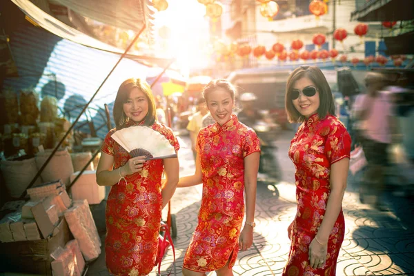 Трое Азиатских Женщин Китайской Традиционной Одежде Зубастые Улыбающиеся Лица Yaowarat — стоковое фото