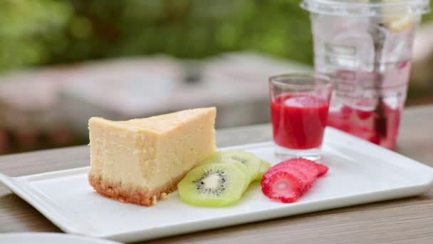 Pastel Queso Con Kiwi Ñame Fresa Listo Para Comer Mesa — Vídeos de Stock