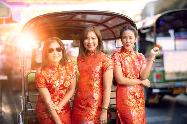 Tres Asiático Mujer Vistiendo Chino Tradición Ropa Yaowarat Calle Bangjalá — Foto de Stock