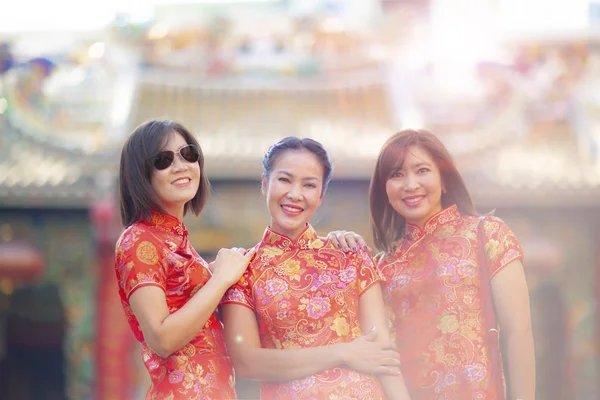 Tre Asiatico Donna Sorridente Faccia Piedi Contro Sfocatura Sfondo Cinese — Foto Stock