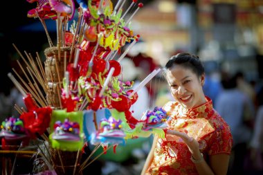 Asyalı kadın giyen Çin geleneği giyim dişlek güler yüz yaowarat chinatown bangkok Tayland