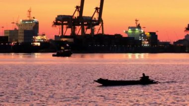 Bangkok Tayland - december29, 2017: chaopraya nehir güneş doğuyor ve ticari karşı yelken longtail tekne dok arka plan