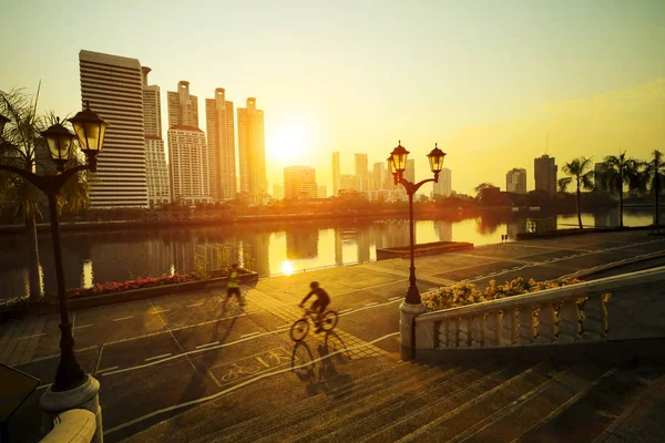 Bangkok Şehir Parkı Güzel Sabahlar Sunrsing Gökyüzüne Karşı Koşu Bisiklet — Stok fotoğraf