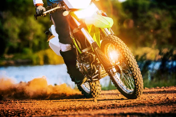 Homem Equitação Enduro Motocicleta Campo Sujeira — Fotografia de Stock