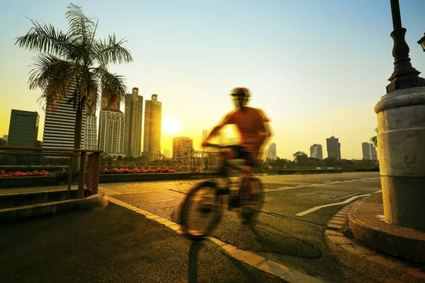 Homem Andar Bicicleta Esportiva Parque Público Bangkok Tailândia — Fotografia de Stock