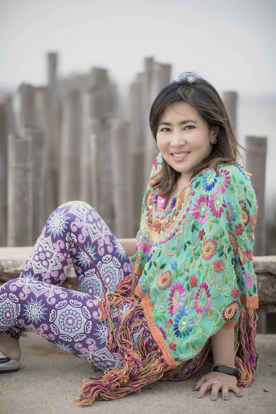 Asiático Joven Mujer Toothy Sonriendo Cara Relajante Viaje Destino — Foto de Stock