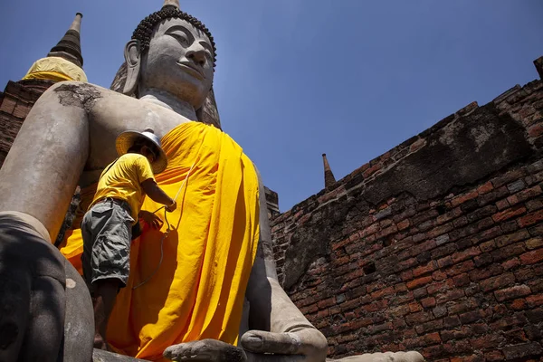 泰国阿尤塔塔亚 11月 2017 男子站在大佛雕像在瓦艾Chaimongkol 最受欢迎的旅游目的地之一 Ayutthaya 世界遗产的联合国教科文组织中心地区的泰国 — 图库照片