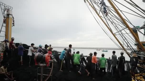 Prachuap Khiri Khan September14 2018 クロンに近づいて後国内漁業船に船の作業警告ポート Prachuap Khiri Khan のタイの南部 — ストック動画