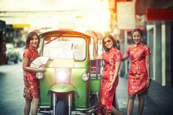 Tre Asiatico Donna Indossare Cinese Traditon Abiti Standing Accanto Tuktuk — Foto Stock