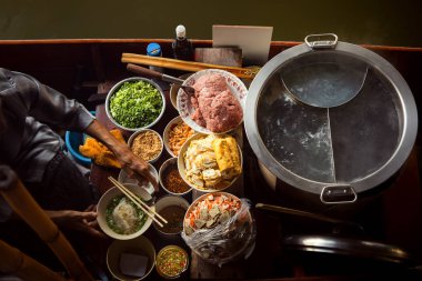 Tay noodle yemek yapma içinde yüzen tekne yüzen üzerinde Pazar Tayland