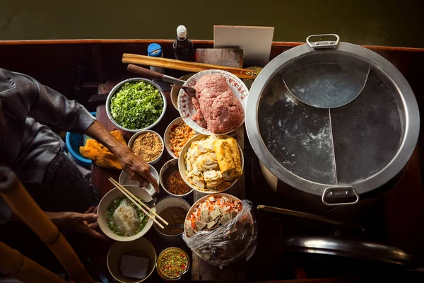 浮浮ボートにタイ食品製麺市場タイ — ストック写真