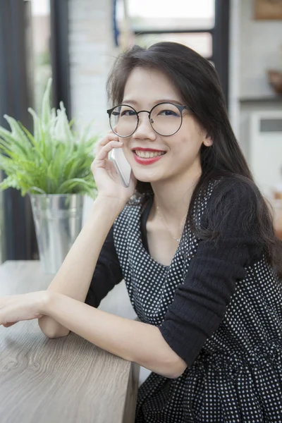 Mooie Aziatische Jongere Vrouw Praten Slimme Telefoon Met Toothy Lachend — Stockfoto