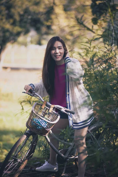 Asiatiska Yngre Kvinna Och Retro Cykel Offentlig Park — Stockfoto