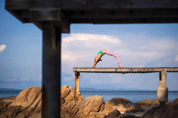Kadın Oyun Yoga Poz Beach Iskelesinden Üzerinde — Stok fotoğraf