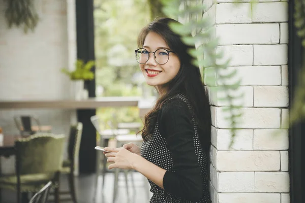 Krásné Asijské Mladší Žena Zubatý Usmívající Tvář Štěstí Emoce Smartphonem — Stock fotografie